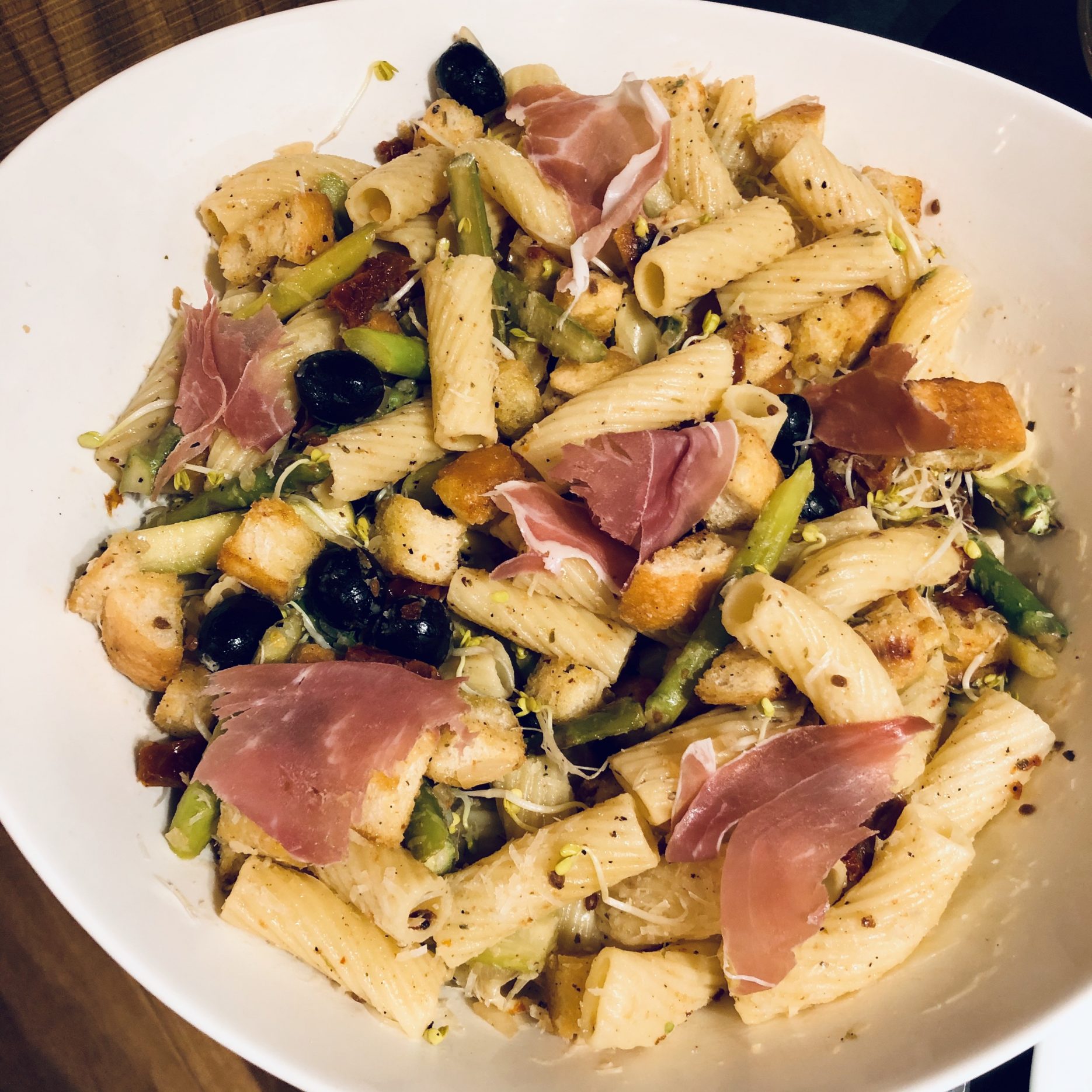 Penne-Spargel-Salat mit Parma-Schinken